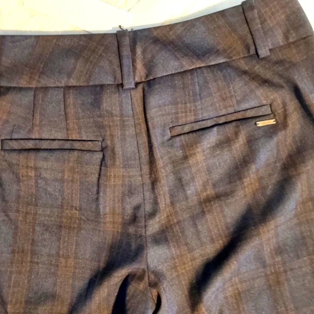 Calvin Klein Poly/Rayon Blend Plaid Tapered Ankle Pants. New condition. - Picture 8 of 13
